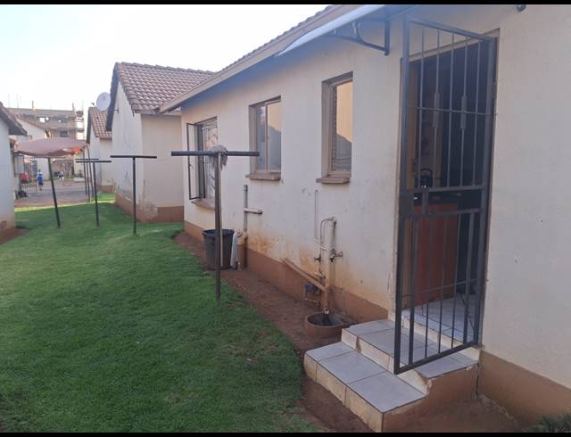 2 BEDROOM FREEHOLD FOR SALE IN CLAYVILLE